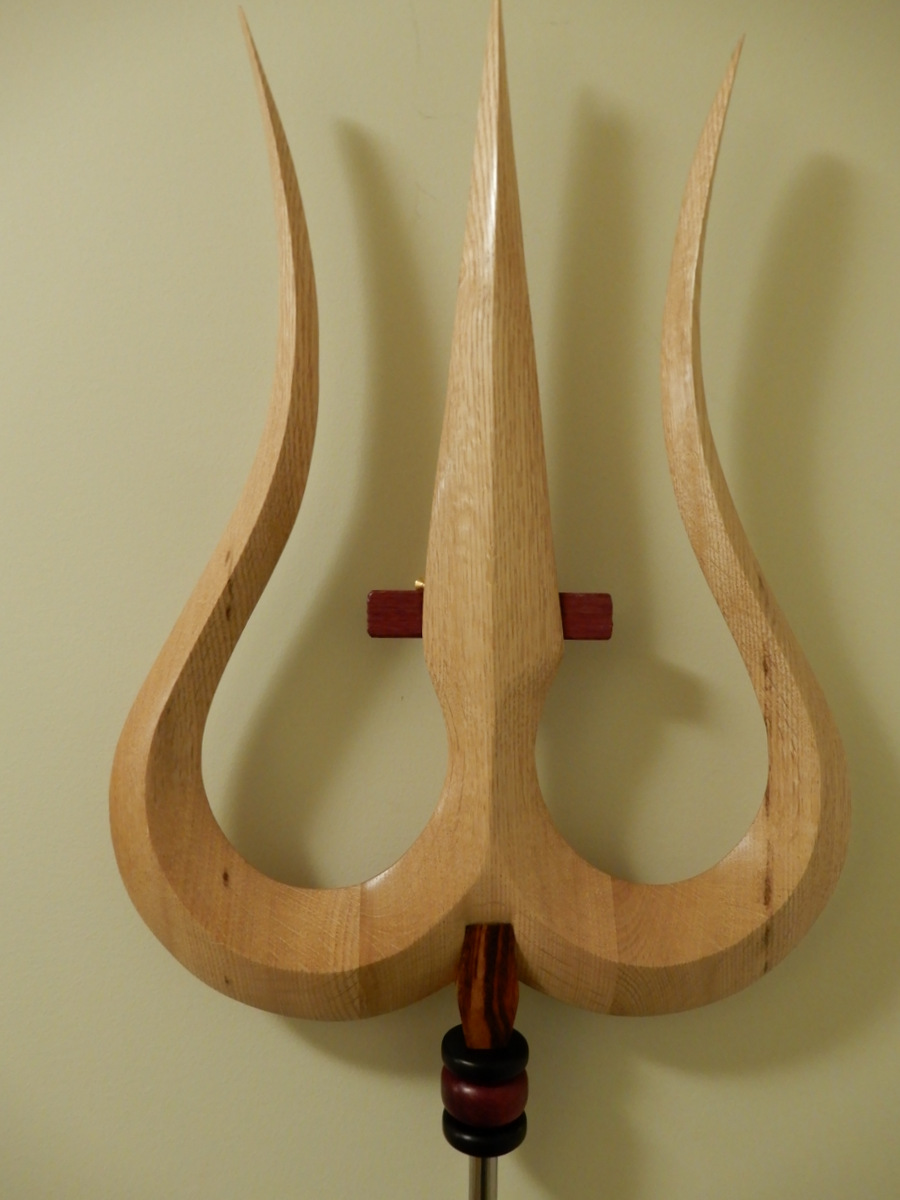 A version of the Trident 'fork' in red oak, carved both sides. NS red oak is chocker with mineral inclusions, which, present themselves as dark stains, somewhat spoiling our visual flow of continuity. There is very thin, poor soil in the uplands here, where bedrock is not far below the surface. It is this bedrock in organic solution through groundwater that creates the mineral stain.